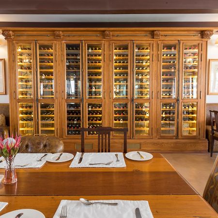 ドロスディー ホテル Graaff-Reinet エクステリア 写真 Wine rack at the restaurant