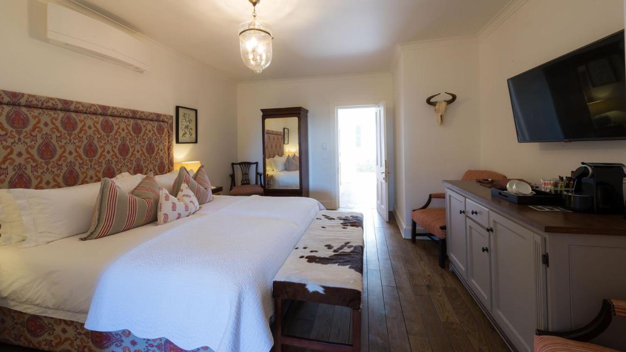 ドロスディー ホテル Graaff-Reinet エクステリア 写真 A bedroom at the hotel