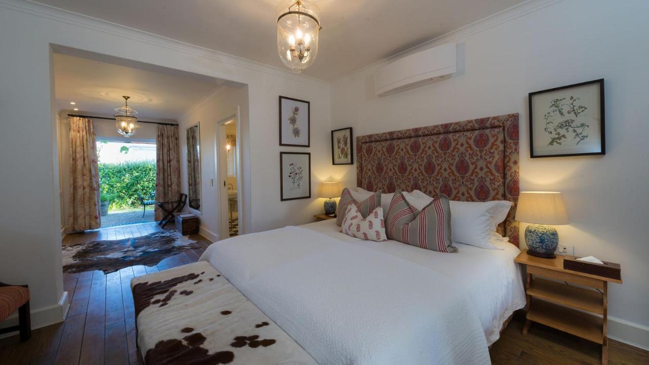ドロスディー ホテル Graaff-Reinet エクステリア 写真 A bedroom at the Cape Heritage