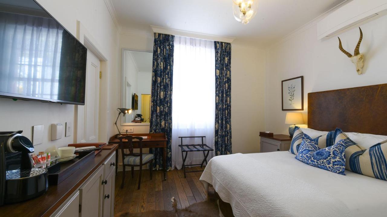 ドロスディー ホテル Graaff-Reinet エクステリア 写真 A room at the hotel