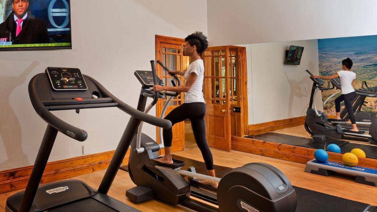 ドロスディー ホテル Graaff-Reinet エクステリア 写真 A woman using a cross trainer