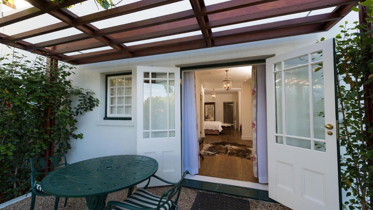 ドロスディー ホテル Graaff-Reinet エクステリア 写真 The entrance to the cottage