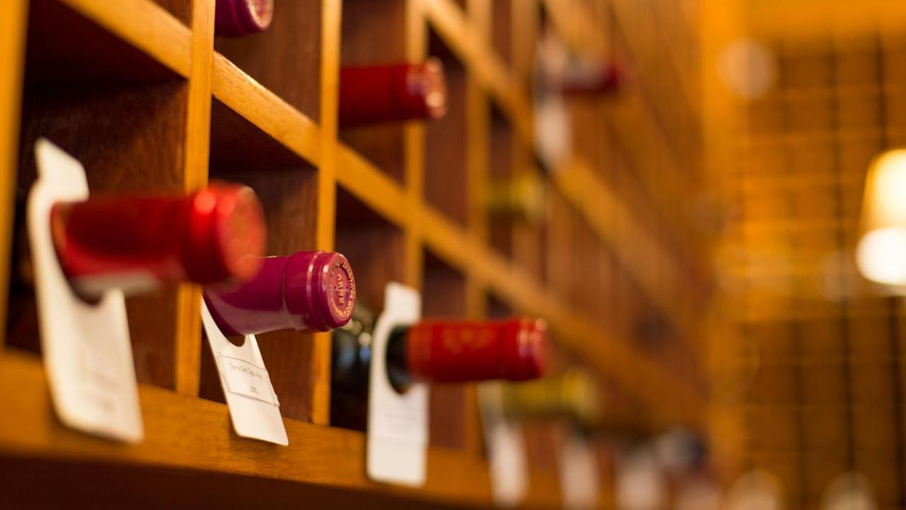 ドロスディー ホテル Graaff-Reinet エクステリア 写真 Wine bottles in a wine rack