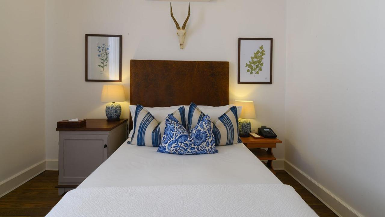 ドロスディー ホテル Graaff-Reinet エクステリア 写真 A bedroom at the hotel