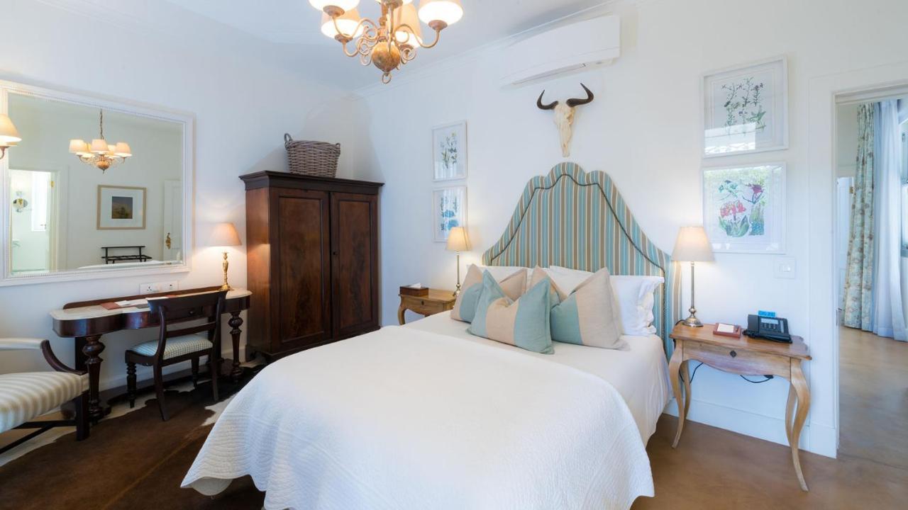 ドロスディー ホテル Graaff-Reinet エクステリア 写真 A bedroom at the Cape Heritage