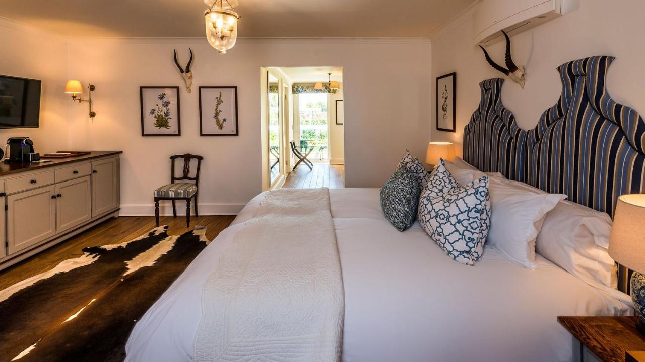 ドロスディー ホテル Graaff-Reinet エクステリア 写真 A bedroom at the Oyster Box