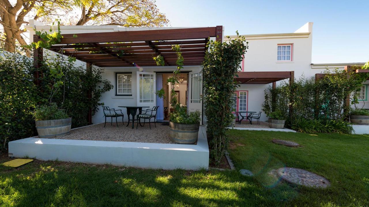 ドロスディー ホテル Graaff-Reinet エクステリア 写真 A pergola in a garden
