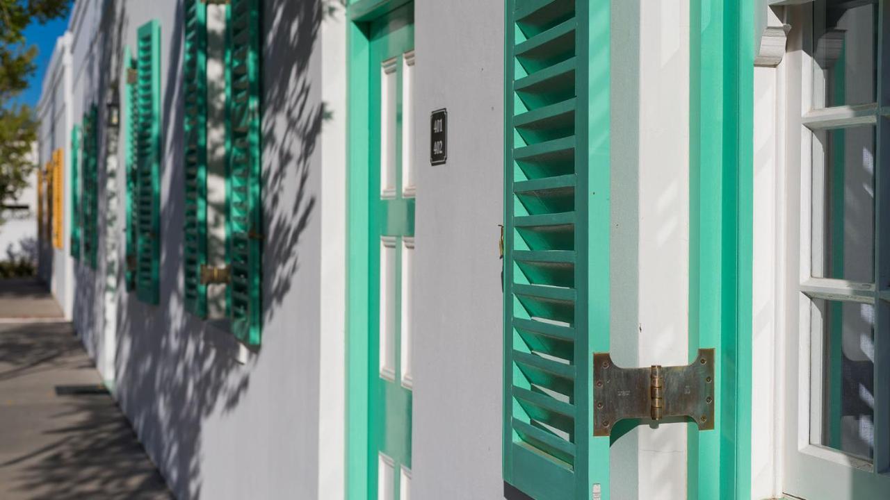 ドロスディー ホテル Graaff-Reinet エクステリア 写真 A close up of a green and white staircase