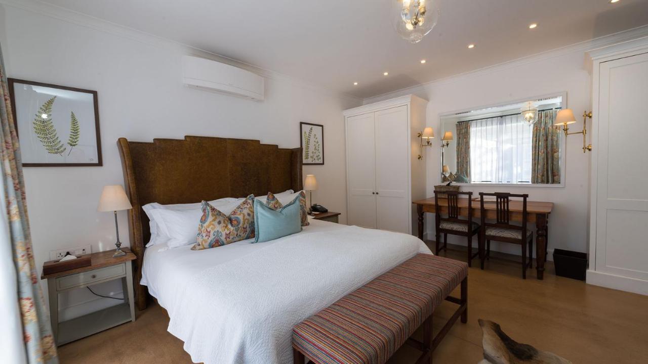 ドロスディー ホテル Graaff-Reinet エクステリア 写真 A bedroom at the hotel