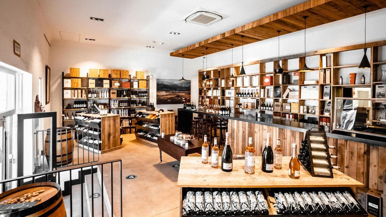 ドロスディー ホテル Graaff-Reinet エクステリア 写真 The interior of a wine shop in Germany
