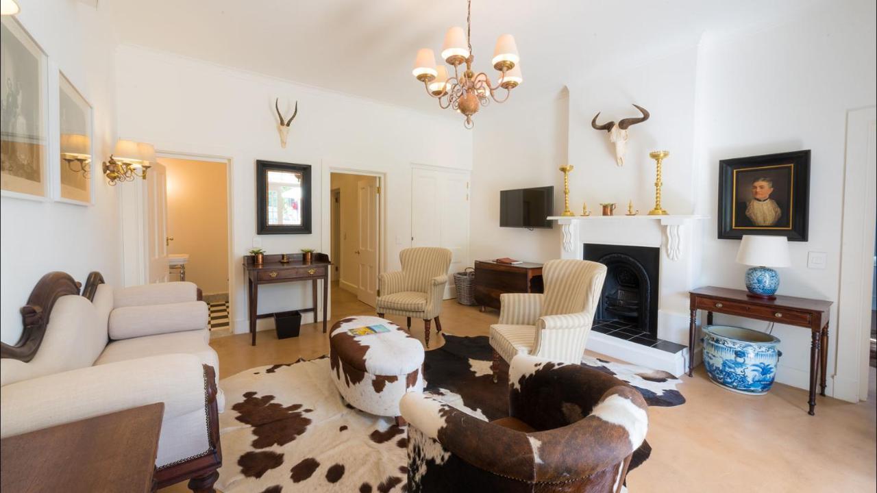 ドロスディー ホテル Graaff-Reinet エクステリア 写真 The interior of the house