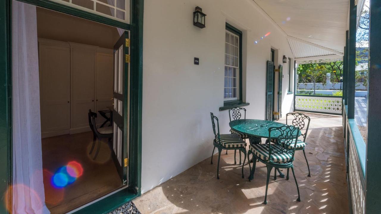 ドロスディー ホテル Graaff-Reinet エクステリア 写真 Verandah of the house