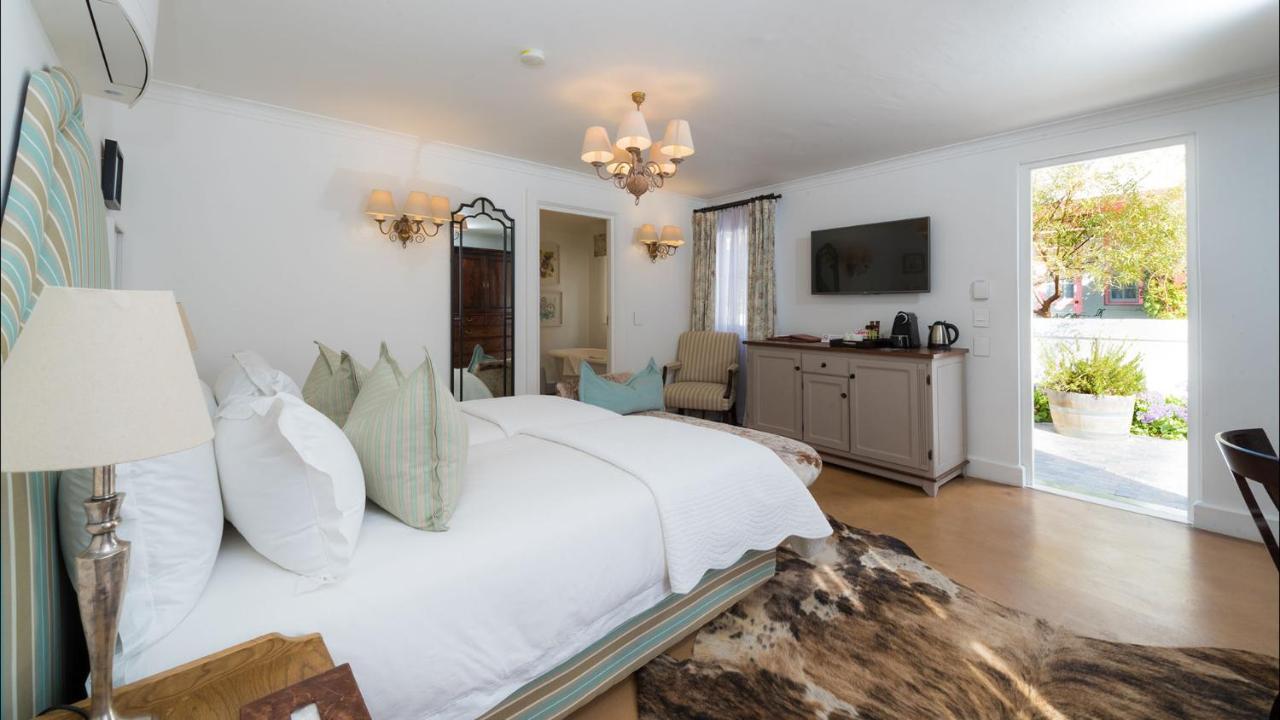 ドロスディー ホテル Graaff-Reinet エクステリア 写真 A room at the hotel