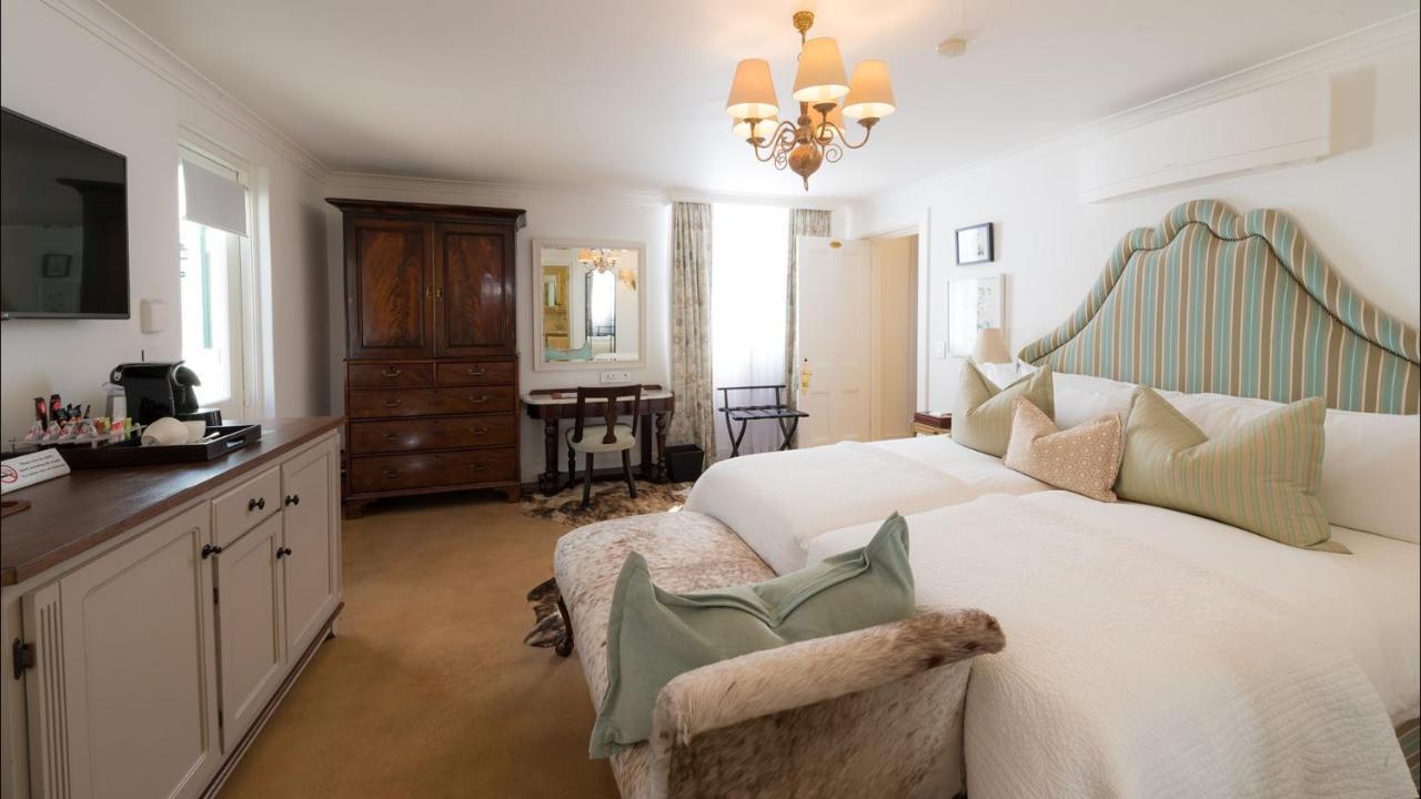 ドロスディー ホテル Graaff-Reinet エクステリア 写真 A room at the hotel