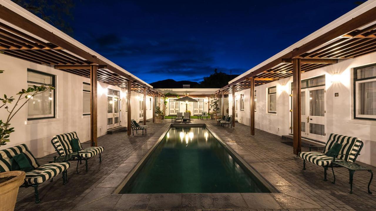 ドロスディー ホテル Graaff-Reinet エクステリア 写真 The pool at the hotel
