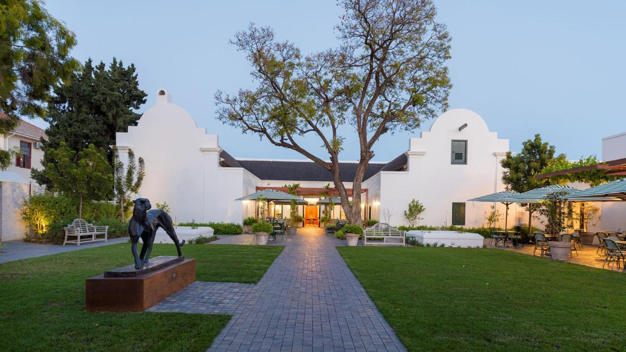 ドロスディー ホテル Graaff-Reinet エクステリア 写真 The entrance to the Stellenbosch University library