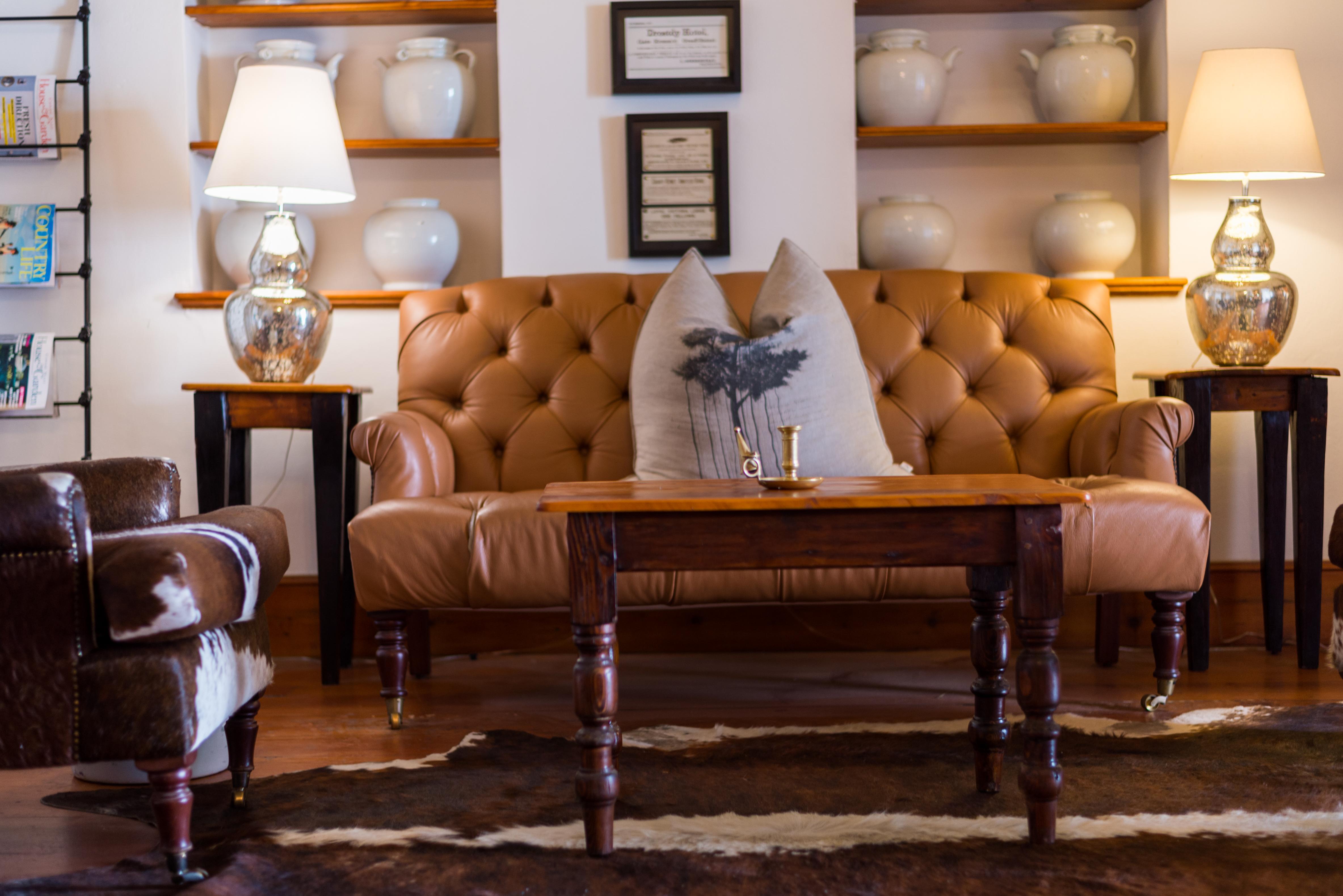ドロスディー ホテル Graaff-Reinet エクステリア 写真 A leather sofa