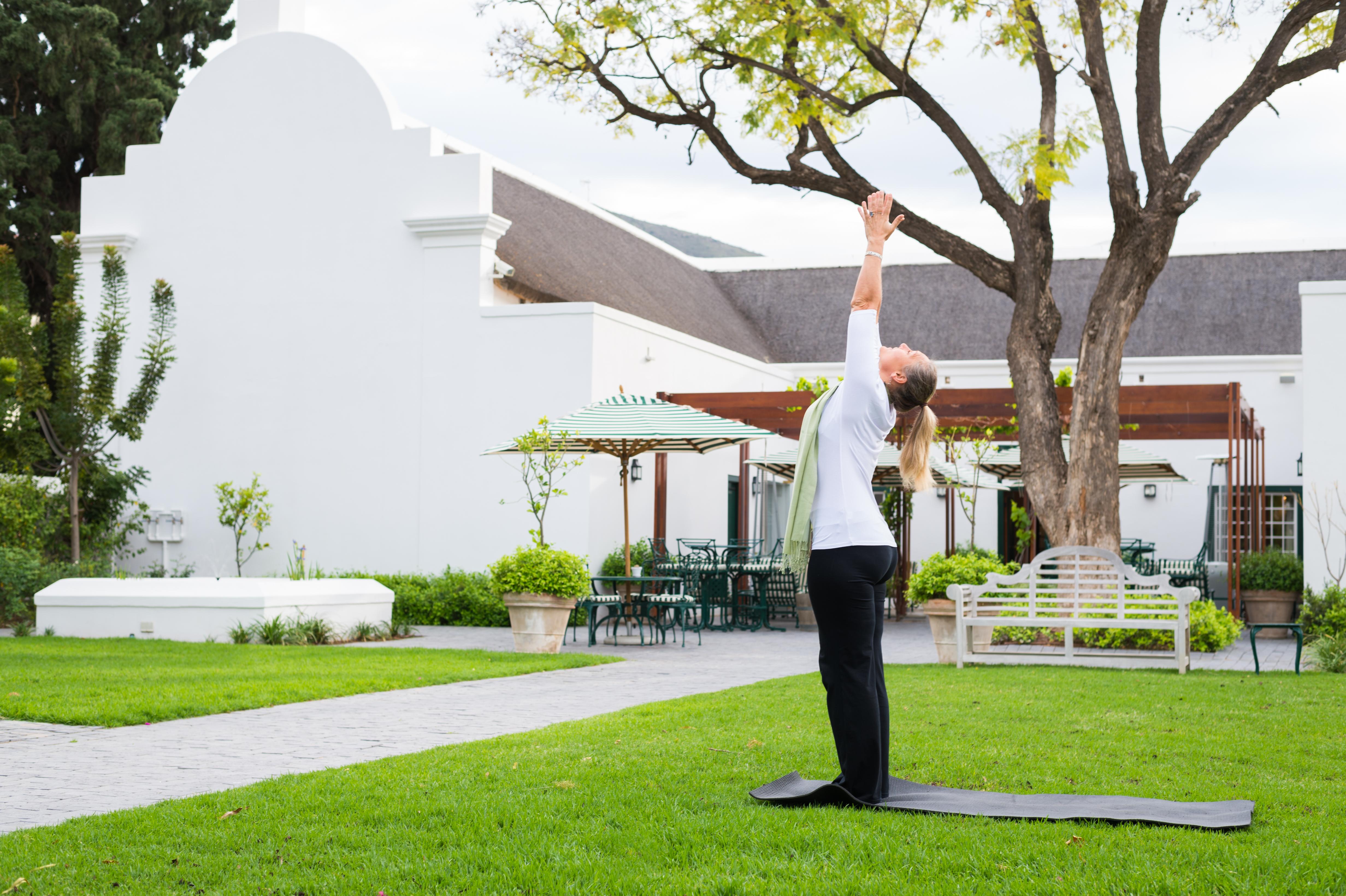 ドロスディー ホテル Graaff-Reinet エクステリア 写真 A woman practicing yoga at the Cape of Good Hope